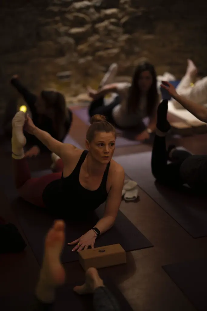 2026 02 06 Candlelight Yoga Wine UniqueGym Bassermann Jordan104 Kopie