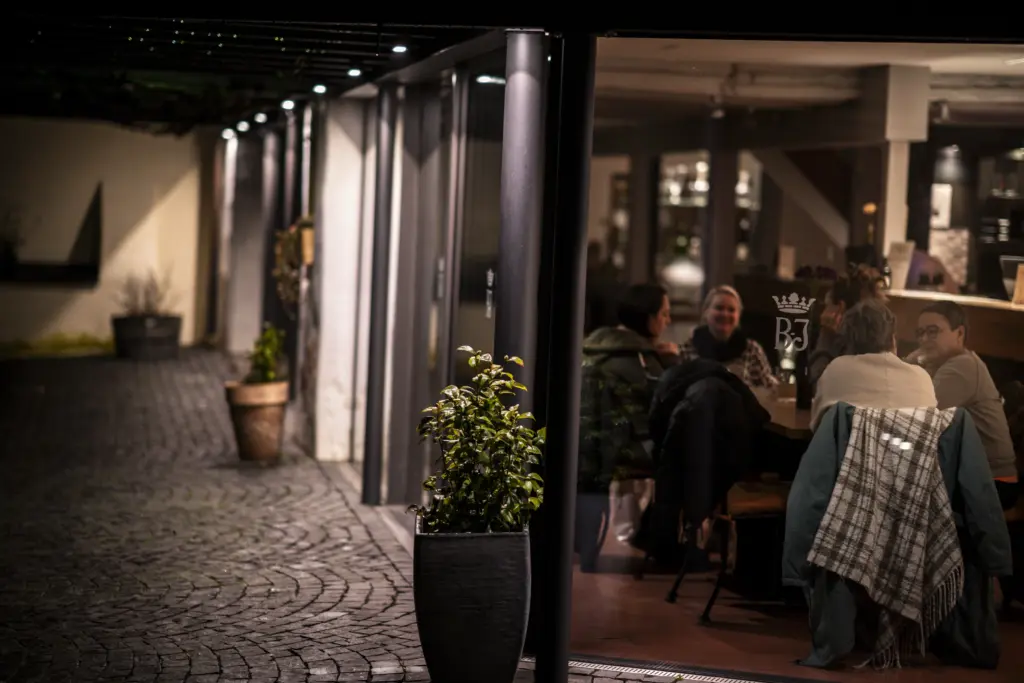 2026 02 06 Candlelight Yoga Wine UniqueGym Bassermann Jordan54 Kopie